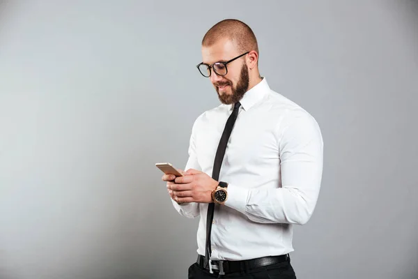 Šťastný úspěšný muž v brýlích a kravatu komunikaci w — Stock fotografie