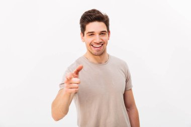 Kumral el işaret parmağı ile kendine güvenen neşeli adam