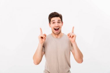 Şaşırmış esmer adam 30'lu giyen bej t-shirt el finge