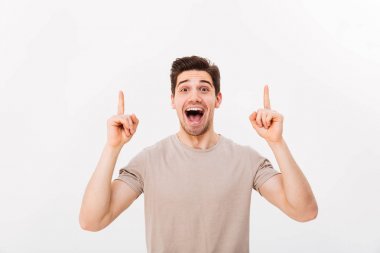 Görüntü gülümseyen ve f işaret rahat t-shirt iyimser insanın