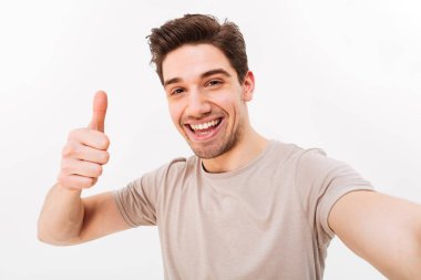 Yakışıklı adam rahat t-shirt ve yüz SMIL üzerinde kıl fotoğrafı