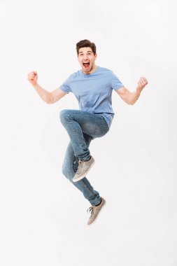Tam uzunlukta fotoğraf heyecanlı adamın 30'lu rahat t-shirt ve jeans