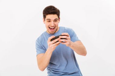 Heyecanlı adam rahat t-shirt smartphone online oyun oynamak
