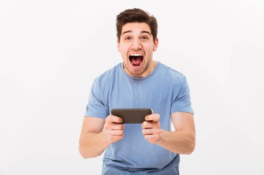 Rahat t-shirt kazanan online oyun oynarken kendinden geçmiş adam