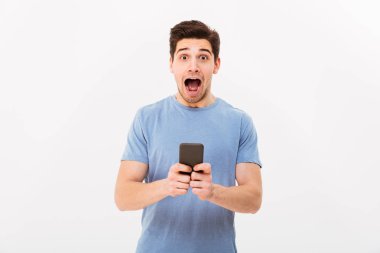 30'lu yaşlarda bir iyimser adam rahat t-shirt sevinç WHI içinde bağırmaya içinde fotoğraf