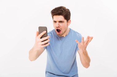 Sinirli adam 30'lu fotoğrafını cep telefonu alırken bağırıyor