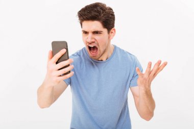 Adam 30'lu hayal kırıklığına yeni sinir bozucu nedeniyle smartphone cep telefonu ile çığlık