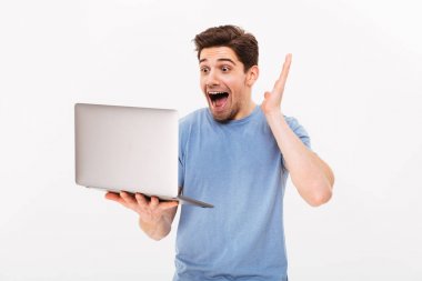 Gümüş defter tutan kıl ile mutlu gülümseyen adam görüntüsünü 