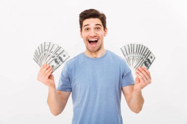 Rahat t-shirt para dolla iki hayranları tutan genç zengin adam