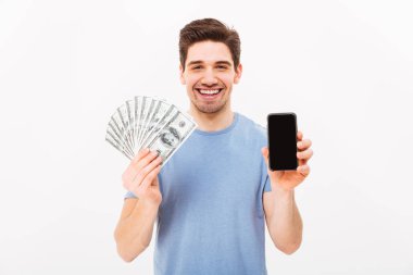 Mutlu adam rahat t-shirt holding fan dol para ait fotoğraf