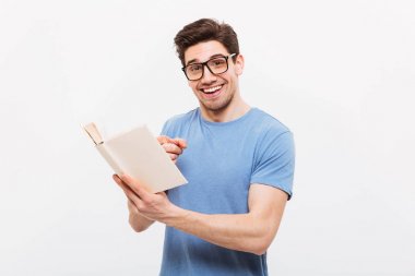 Mavi gömlekli gözlük SMI giyen genç akıllı adam portresi
