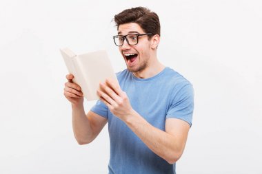 Gözlük ve t-shirt okuma kitabı mutlu çığlık inek