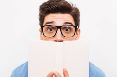 Portre closeup kapsayan gözlük takan genç akıllı adam 