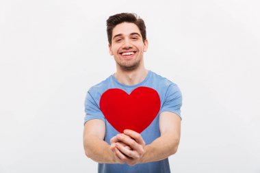 Mutlu adam t-shirt veren kağıt kalbinde görüntüsünü