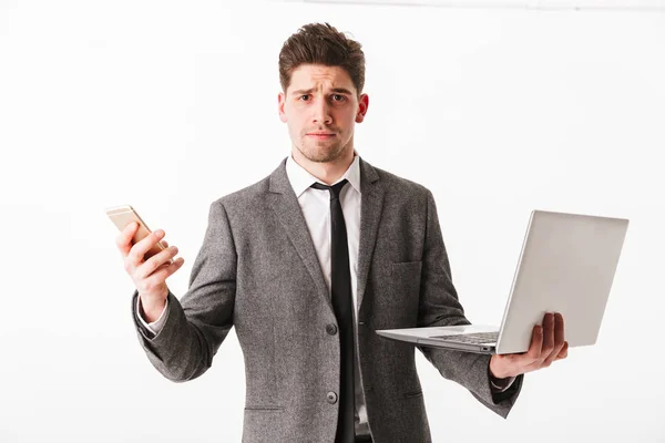 Retrato de um jovem empresário confuso — Fotografia de Stock