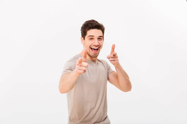 Caucásico fresco hombre en beige camiseta gesto dedos índice en c — Foto de Stock