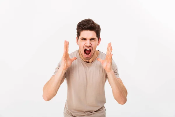 Foto de hombre agresivo o irritado gritando en la cámara mientras l —  Fotos de Stock