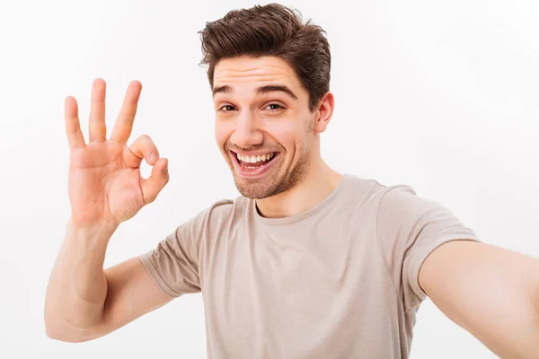 Hombre alegre en camiseta casual y cerda en la cara sonriendo en ca —  Fotos de Stock