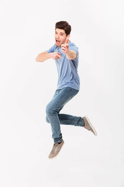 Ganzkörperfoto eines gutaussehenden Mannes in lässigem T-Shirt und Jeans — Stockfoto