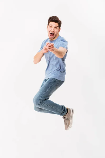 Foto completa de homem positivo em camiseta casual e jeans ju — Fotografia de Stock