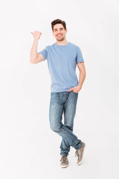 Imagem completa de homem bonito regozijando e apontando o dedo — Fotografia de Stock