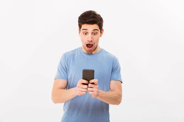 Foto van gespierde man 30s in casual t-shirt met opgewonden gezicht — Stockfoto