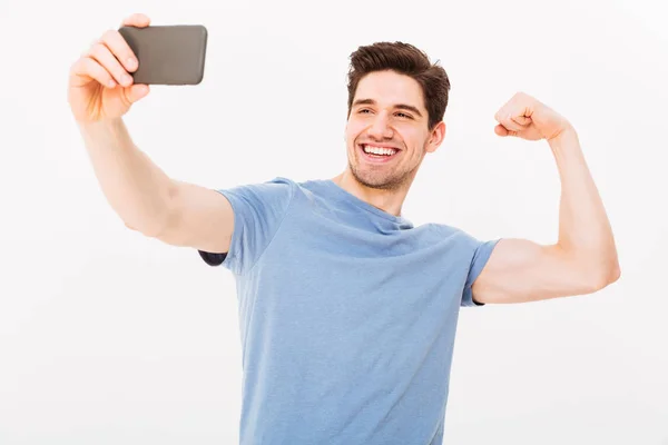 Hombre sonriente en camiseta haciendo selfie en el teléfono inteligente — Foto de Stock