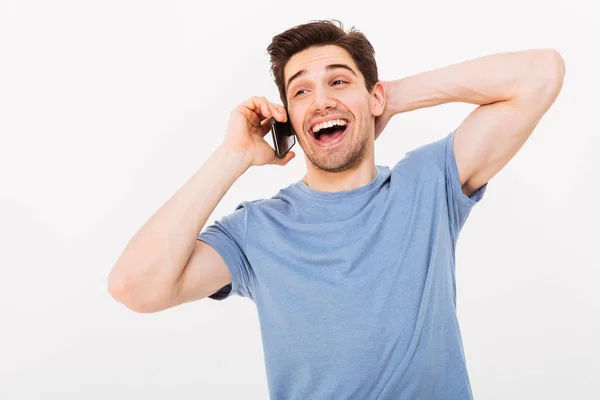 Vrolijke man t-shirt om te praten door smartphone terwijl hoofd — Stockfoto