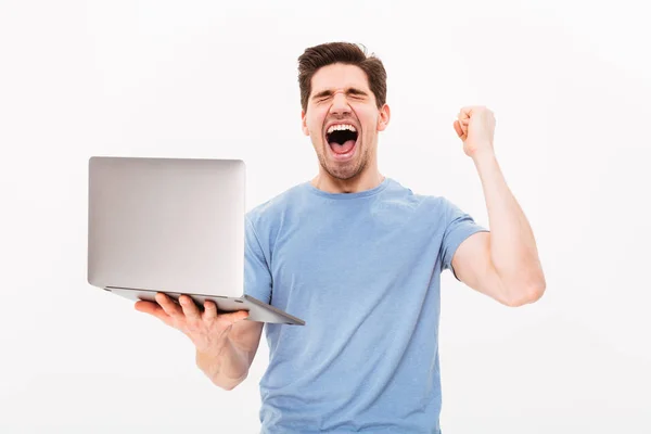 Glückspilz im T-Shirt ballt die Faust und schreit vor Glück — Stockfoto