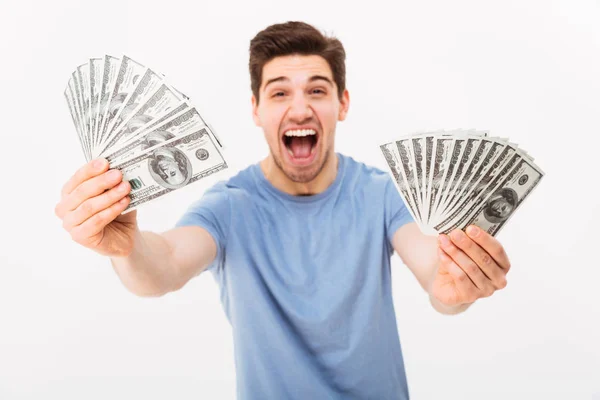 Foto eines fröhlichen Mannes in lässigem T-Shirt, der schreit und demonstriert — Stockfoto