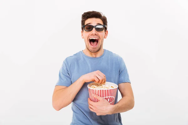 Feliz gritando homem em t-shirt e óculos 3d segurando balde — Fotografia de Stock