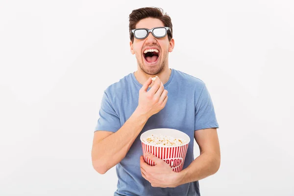 Rindo homem em t-shirt e 3d óculos comer pipoca — Fotografia de Stock