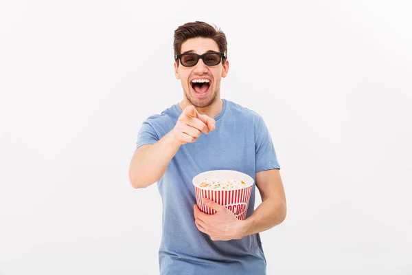 Homem feliz em t-shirt e óculos 3d segurando balde — Fotografia de Stock