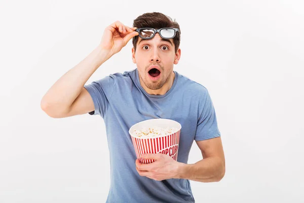 Geschokt man in t-shirt en 3d bril met popcorn — Stockfoto