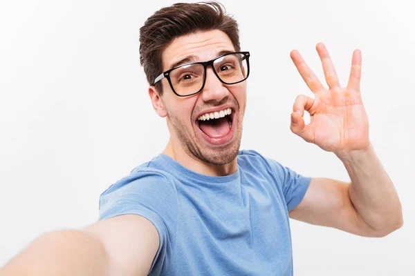 Glad man i t-shirt och glasögon att göra selfie — Stockfoto