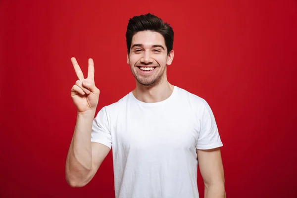 Retrato de um jovem sorridente em camiseta branca — Fotografia de Stock