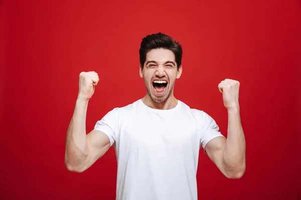 Retrato de um jovem alegre em camiseta branca — Fotografia de Stock