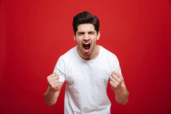 Retrato de un joven excitado en camiseta blanca —  Fotos de Stock