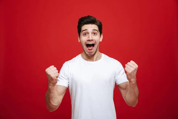 Портрет радісного молодого чоловіка в білій футболці — стокове фото