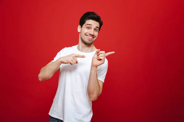 Portræt af en venlig ung mand i hvid t-shirt - Stock-foto