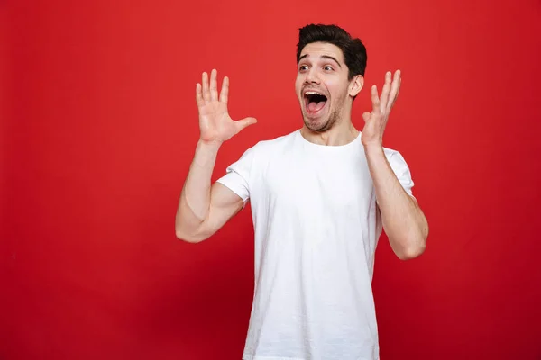 Retrato de um jovem alegre em camiseta branca — Fotografia de Stock