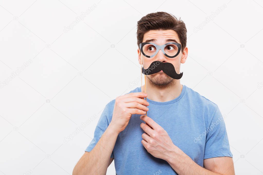 Immagine dell'uomo Mistero in finti baffi e occhiali - Foto Stock: Foto,  Immagini © Vadymvdrobot 188129430