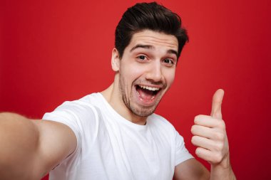 Beyaz tişört içinde mutlu bir genç adam portresi