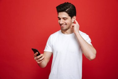 Beyaz tişört içinde mutlu bir genç adam portresi