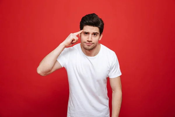 Portrett av en forvirret ung mann i hvit t-skjorte – stockfoto