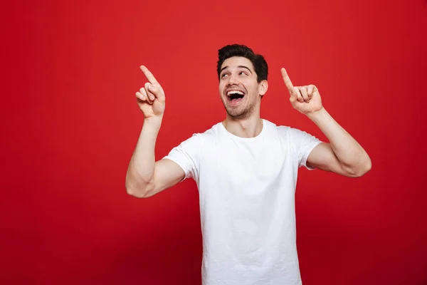 Porträtt av en glad ung man i vit t-shirt — Stockfoto