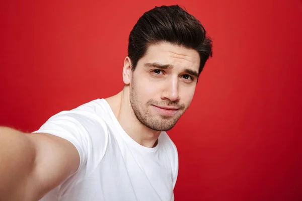 Retrato de um jovem de t-shirt branca — Fotografia de Stock