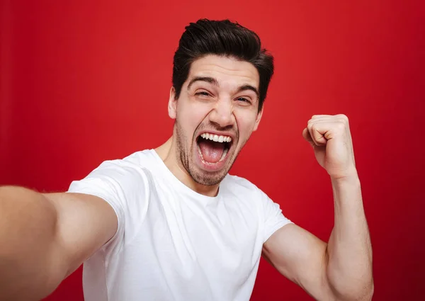 Portret van een vrolijke jongeman in wit t-shirt — Stockfoto
