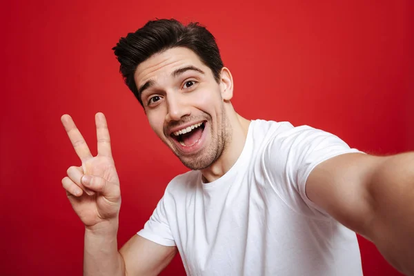 Porträt eines glücklichen jungen Mannes im weißen T-Shirt — Stockfoto