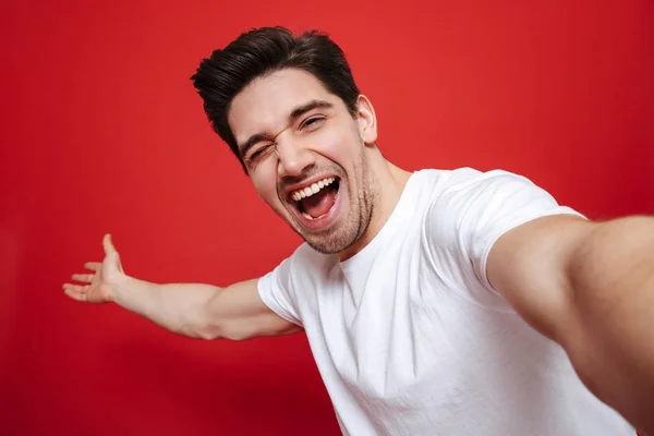 Portrét nadšený mladík v bílém tričku — Stock fotografie